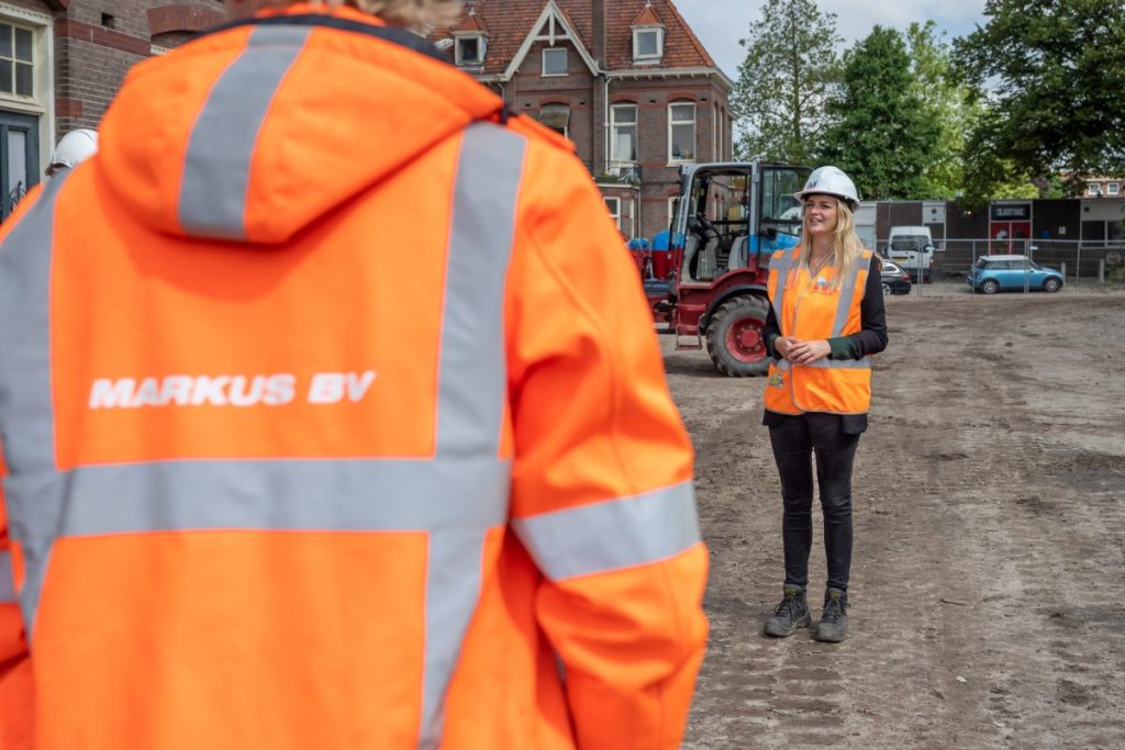 Ilse Dekker geeft uitleg op het Slachthuishof